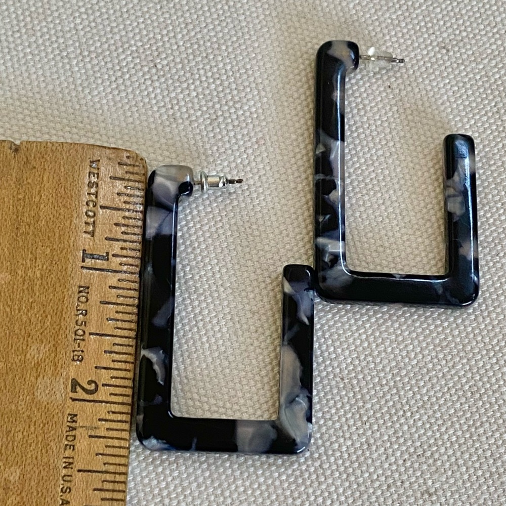 Madewell Acetate Rectangular Rectangle Hoop Earrings Black Gray White 2.25” - Picture 3 of 3